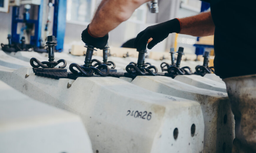 moll-rail-croatia-employee-working-on-sleeper-production moll-rail-croatia-employee-working-on-sleeper-production