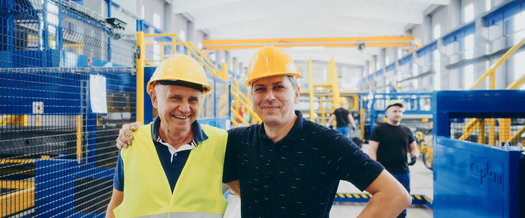 moll-rail-croatia-employees-standing-next-to-each-other-in-factory moll-rail-croatia-employees-standing-next-to-each-other-in-factory