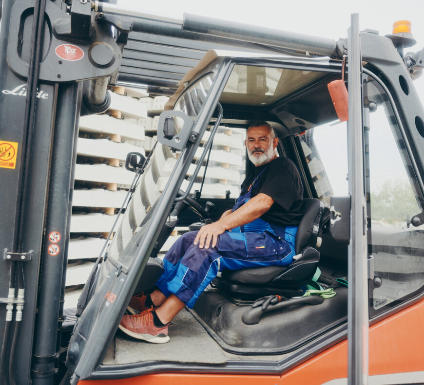 moll-rail-croatia-forklift-driver-sitting-in-the-cab-of-a-forklift-truck-next-to-stacked-concrete-sleepers moll-rail-croatia-forklift-driver-sitting-in-the-cab-of-a-forklift-truck-next-to-stacked-concrete-sleepers
