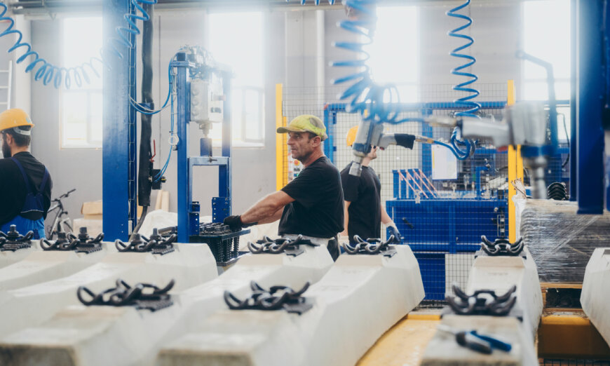 moll-rail-croatia-person-taking-screws-for-sleeper-production moll-rail-croatia-person-taking-screws-for-sleeper-production