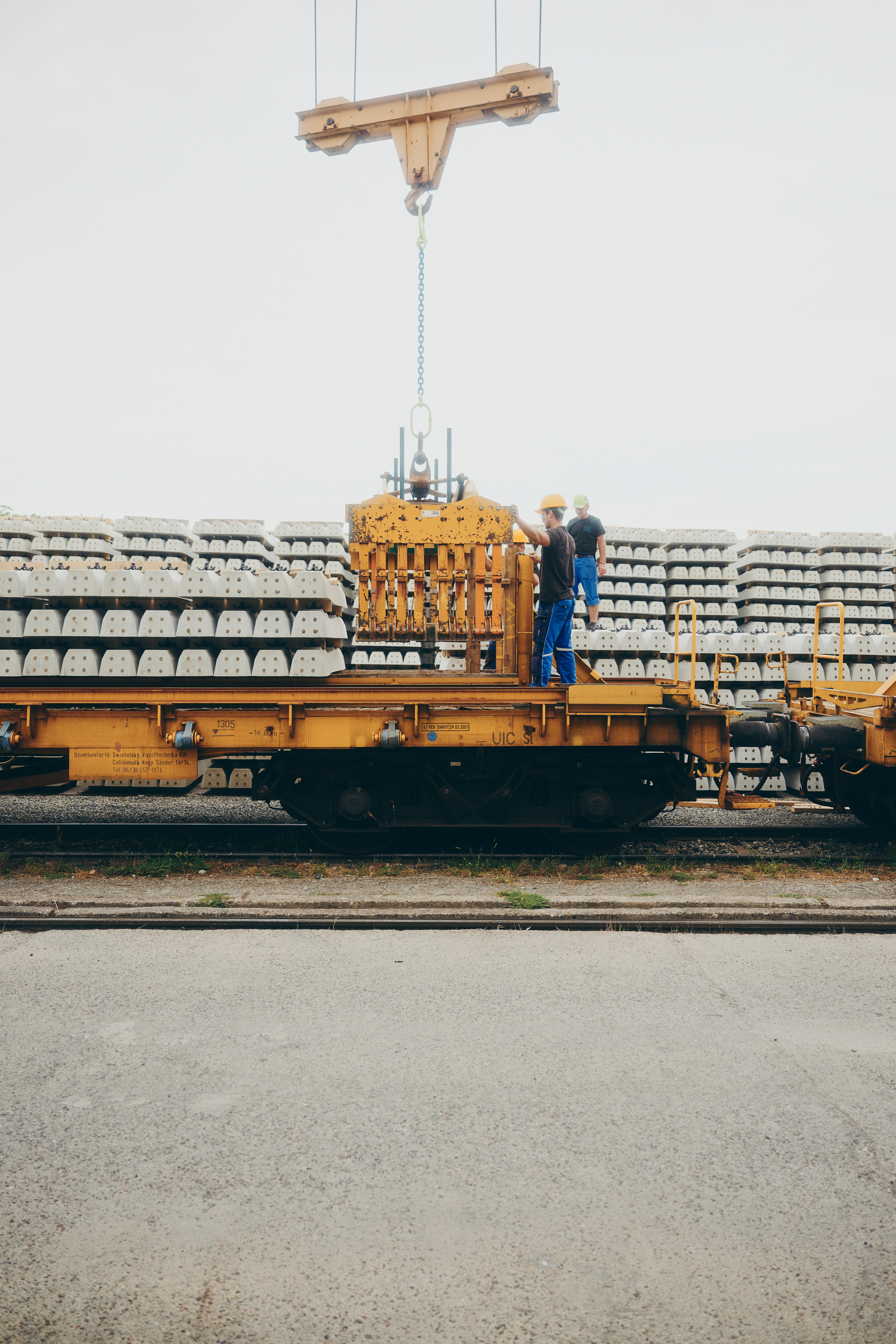 moll-rail-croatia-persons-are-loading-sleepers-on-train