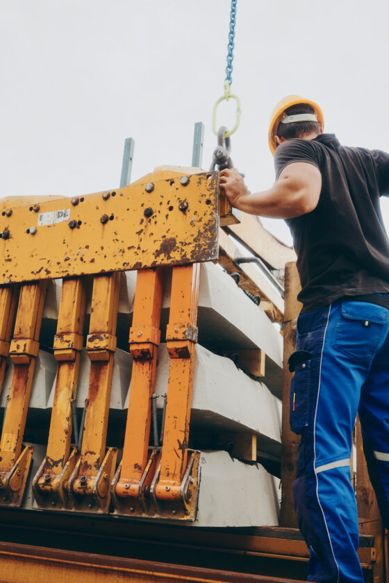 moll-rail-croatia-worker-guiding-crane-lifting-concrete-railway-sleepers