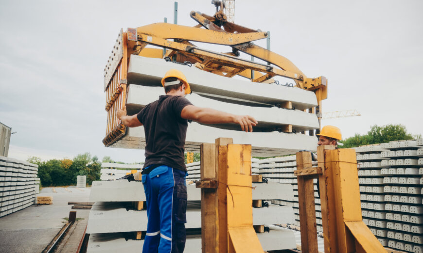 moll-rail-croatia-workers-guide-crane-lifting-concrete-railway-sleepers moll-rail-croatia-workers-guide-crane-lifting-concrete-railway-sleepers