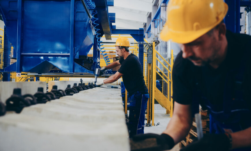 moll-rail-employees-working-at-sleeper-production